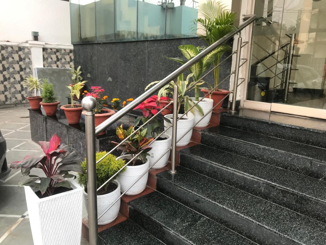 Hotel Sunrise Inn Лакхнау Екстер'єр фото
